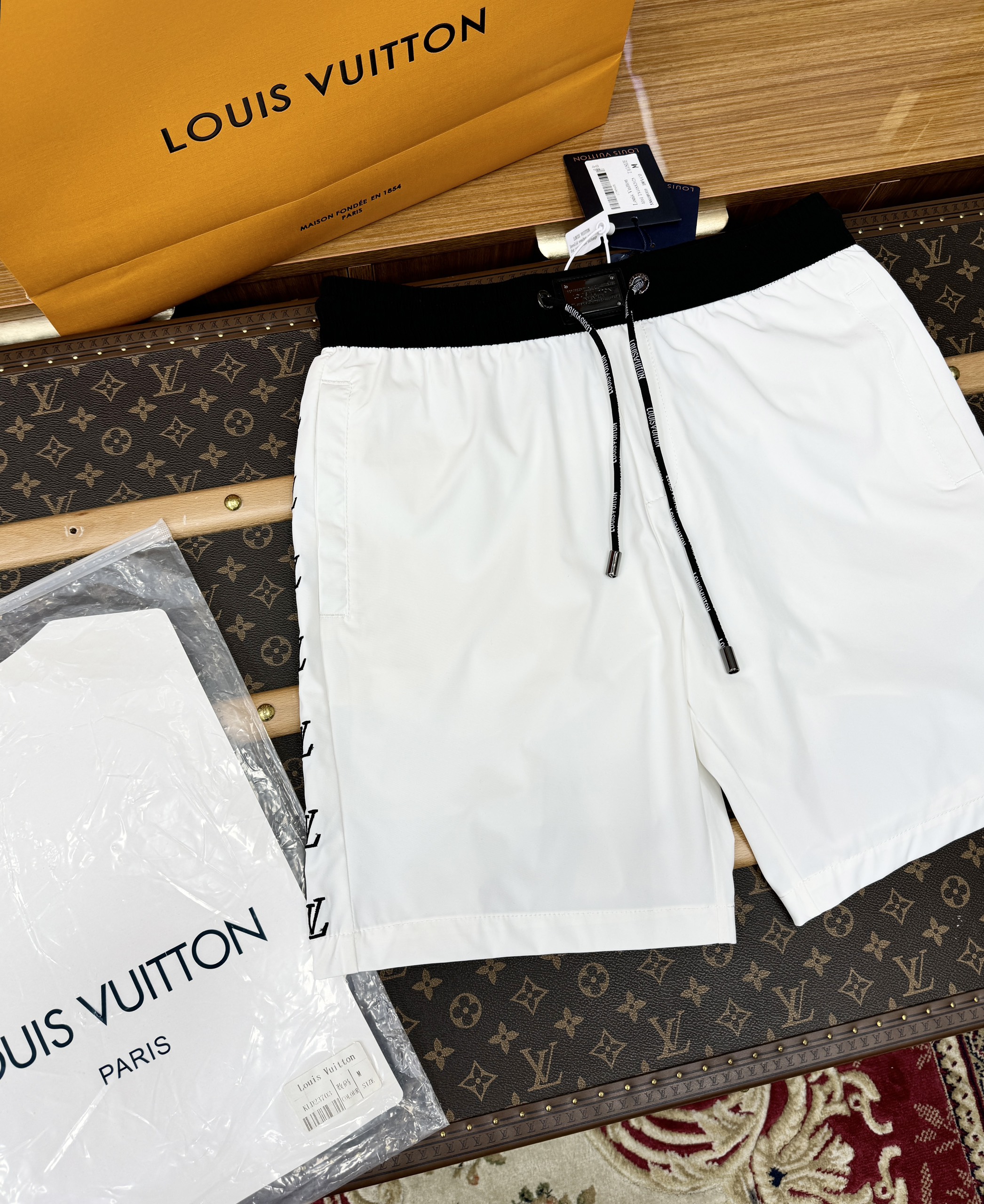 Quần short gió Louis Vuitton LV logo LV viền sườn Like Auth 1-1 on web CD MK